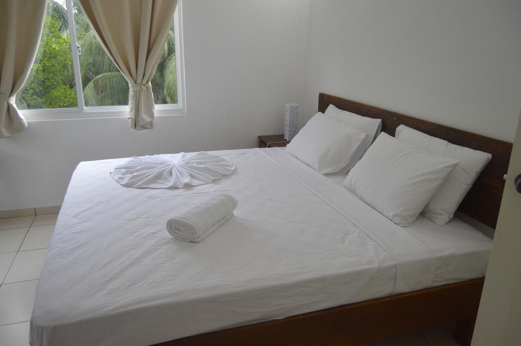 Chez Payet Airport Guesthouse Pointe La Rue Экстерьер фото