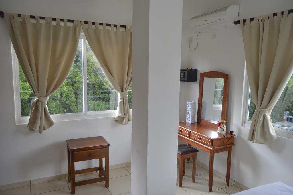 Chez Payet Airport Guesthouse Pointe La Rue Экстерьер фото