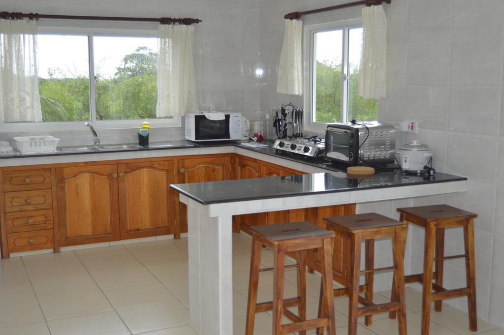 Chez Payet Airport Guesthouse Pointe La Rue Экстерьер фото